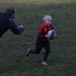 Kind rennt mit Rugbyball