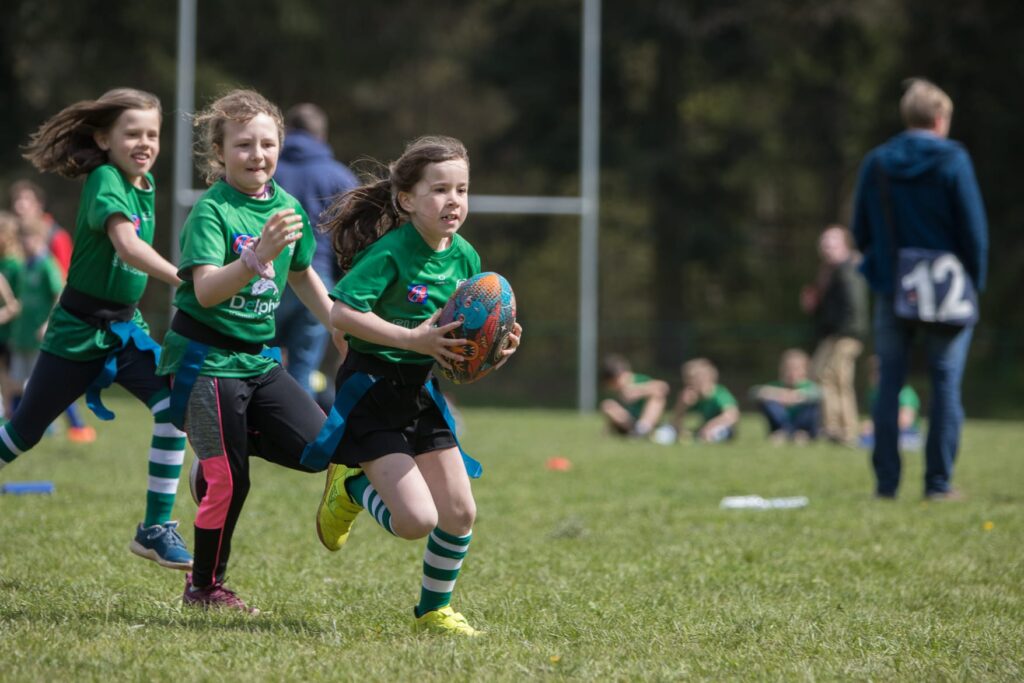 Kinder spielen Rugby im Waldstadion Trier